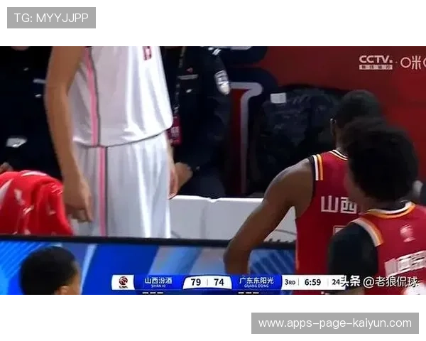 球星在替补席观看训练录像并参与战术讨论,备战更主动 球星在替补席观看训练录像并参与战术讨论,备战更主动